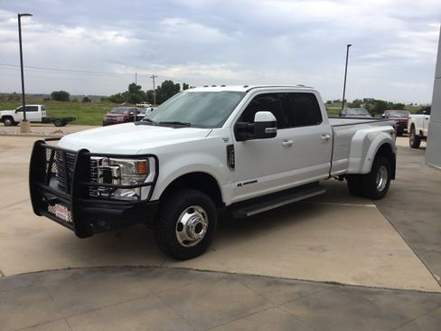 Used 2022 Ford F350 Lariat w/ Lariat Value Package image 2