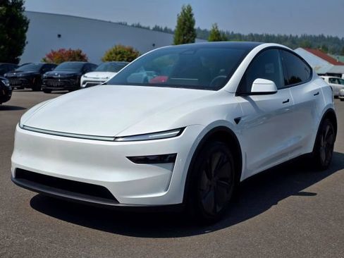 Used 2026 Tesla Model Y AWD image 4