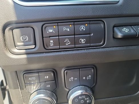 Used 2024 GMC Yukon AT4 w/ AT4 Premium Package AWD/4WD image 17