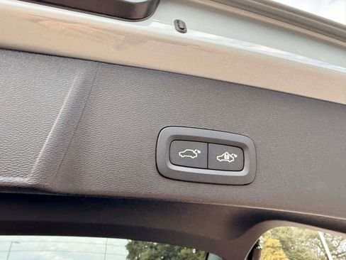 Certified 2025 Volvo XC40 B5 Core image 26