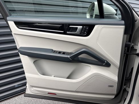 Used 2022 Porsche Cayenne image 14