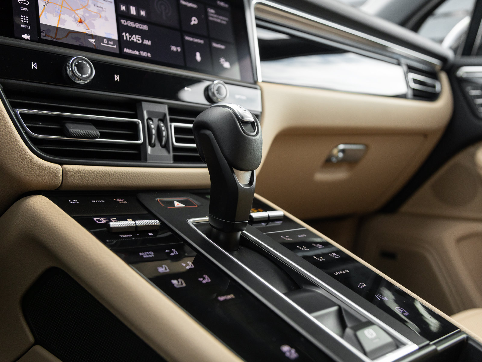 Certified 2024 Porsche Macan AWD/4WD image 27
