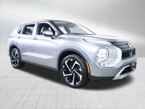 Used 2024 Mitsubishi Outlander SE image 1