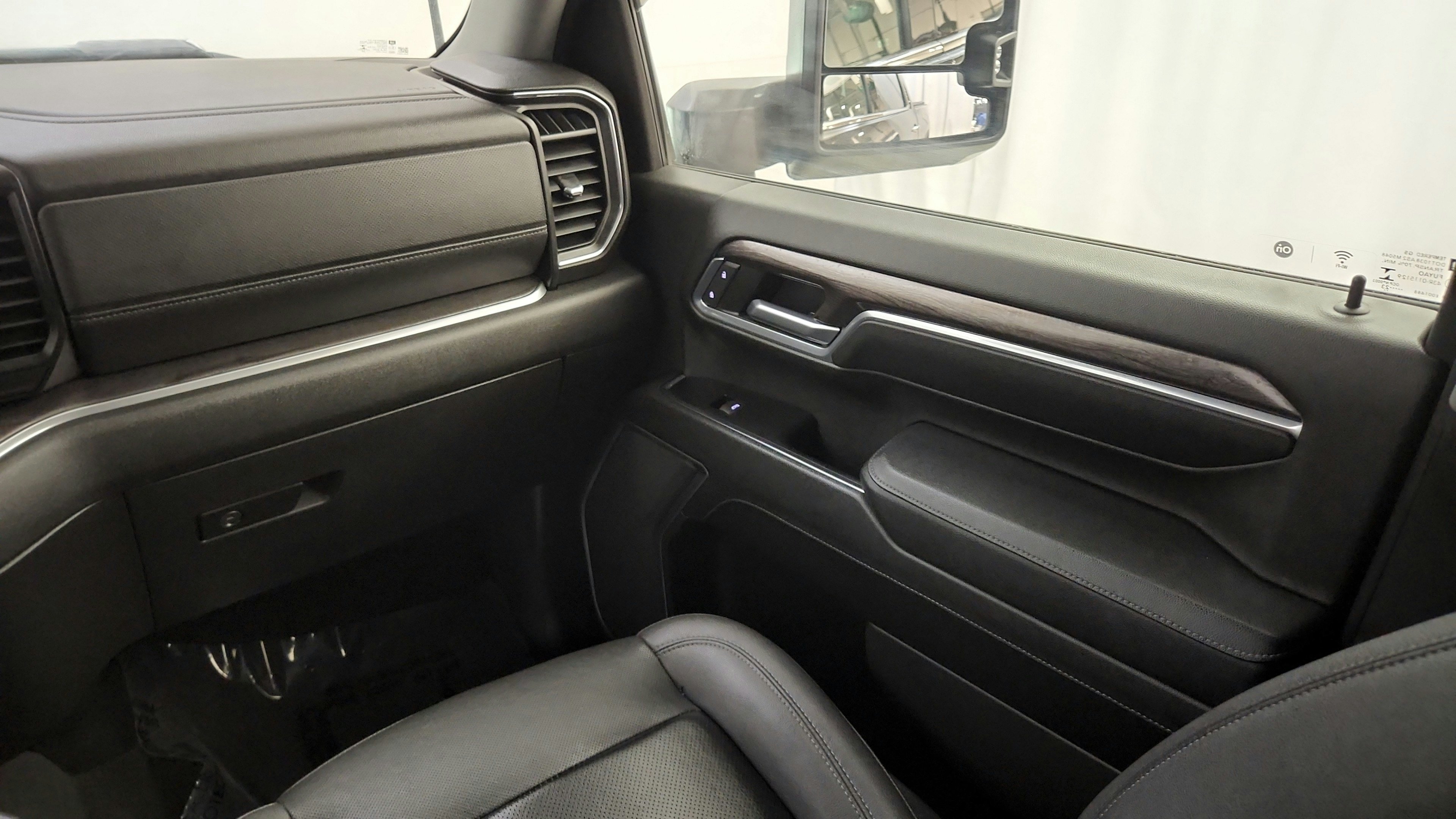 Used 2024 Chevrolet Silverado 2500 LTZ AWD/4WD image 25