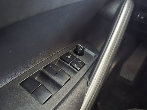 Used 2023 Toyota Corolla Cross LE image 9