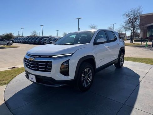Used 2025 Chevrolet Equinox LT image 3