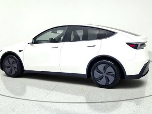 Used 2026 Tesla Model Y AWD image 5