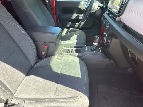 Used 2025 Jeep Wrangler Willys AWD/4WD image 15