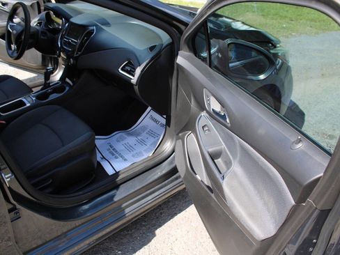 Used 2018 Chevrolet Cruze LT w/ Convenience Package image 35