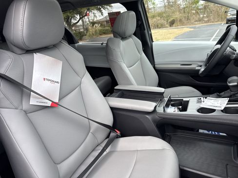 New 2026 Toyota Sienna XLE image 34