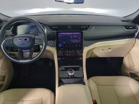 Used 2025 Jeep Grand Cherokee Limited w/ Luxury Tech Group II image 18