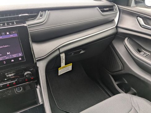 New 2025 Jeep Grand Cherokee L Laredo image 15