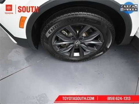 Used 2024 Volkswagen Tiguan SE image 38