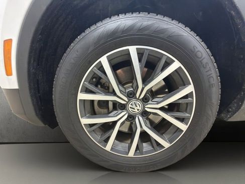 Used 2020 Volkswagen Tiguan SE w/ Panoramic Sunroof Package image 25