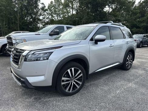 Used 2025 Nissan Pathfinder Platinum FWD image 15
