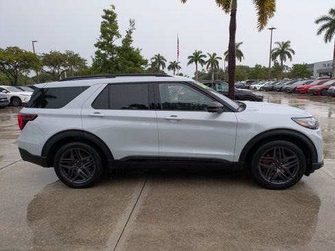 Certified 2026 Ford Explorer ST-Line w/ ST-Line Street Pack RWD image 3