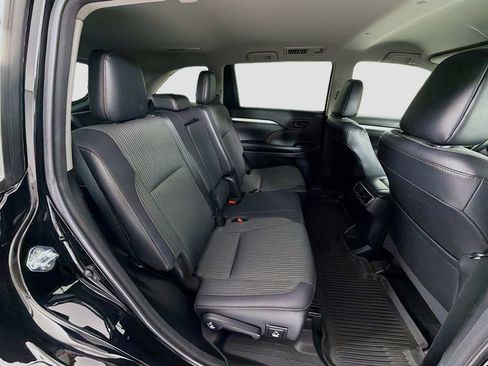 Used 2018 Toyota Highlander Plus AWD/4WD image 26