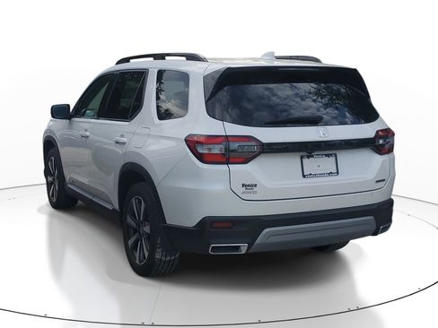 Used 2025 Honda Pilot Touring image 7