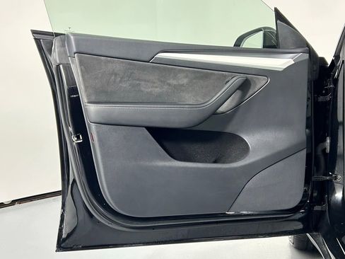 Used 2022 Tesla Model Y Long Range image 30