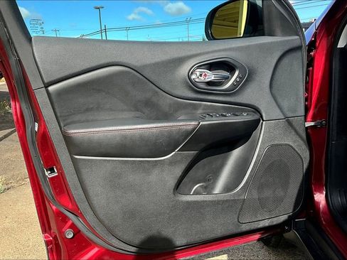 Used 2019 Jeep Cherokee Trailhawk AWD/4WD image 23