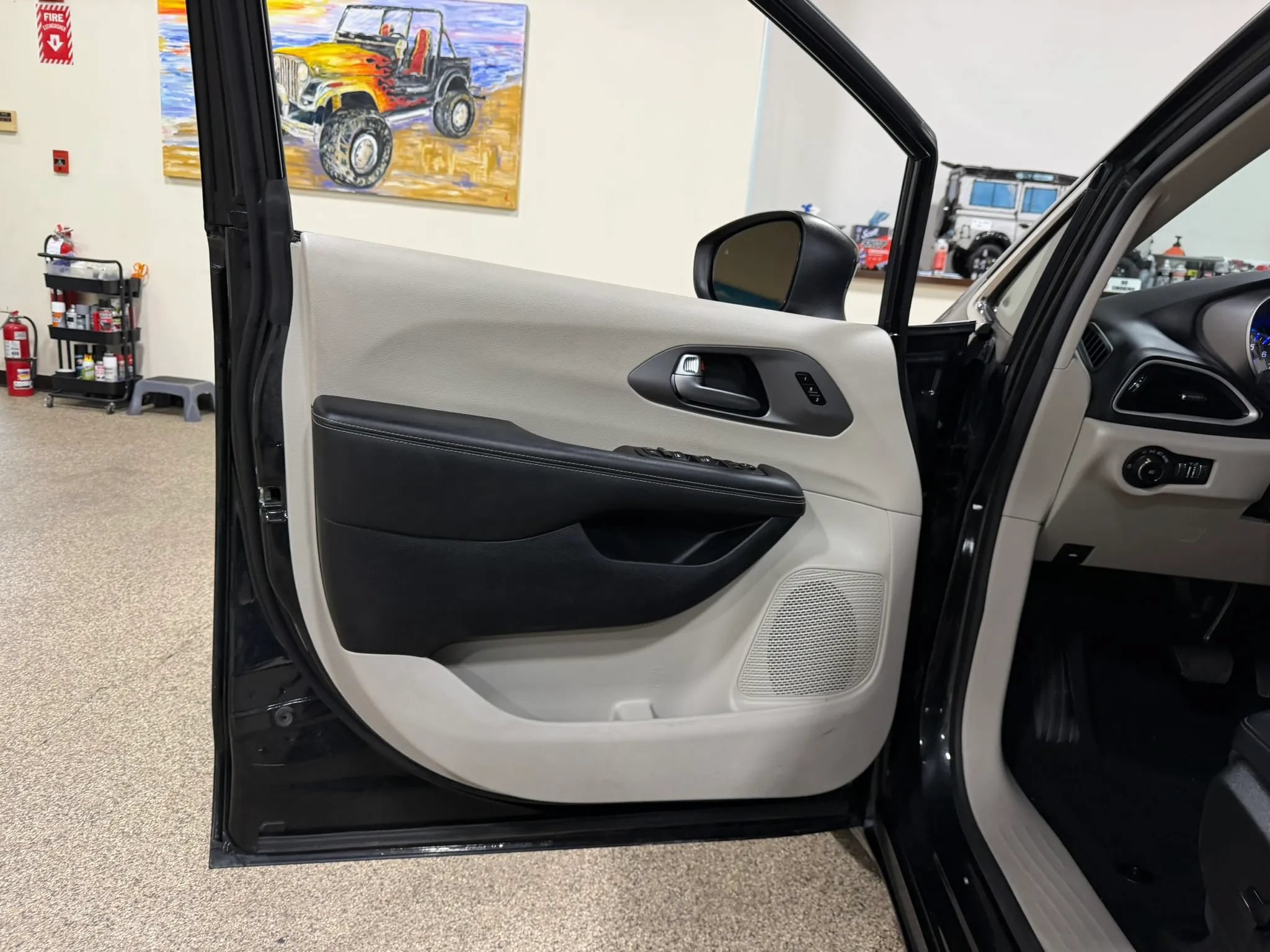 Used 2023 Chrysler Pacifica Touring-L FWD image 40