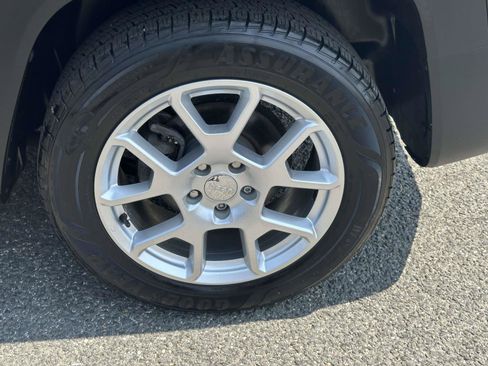 Used 2019 Jeep Renegade Latitude w/ Popular Equipment Group FWD image 29