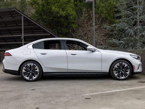 Used 2025 BMW i5 xDrive40 w/ Premium Package image 12