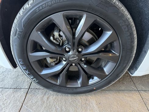 Used 2019 Chrysler Pacifica Touring-L w/ S Appearance Package image 10