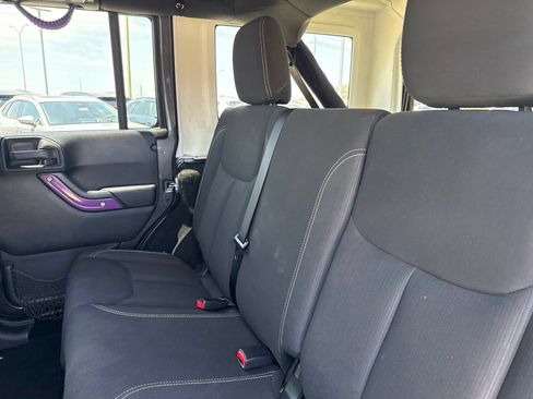 Used 2016 Jeep Wrangler Unlimited Sahara w/ Connectivity Group AWD/4WD image 11