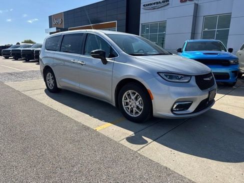 Used 2024 Chrysler Pacifica Touring-L FWD image 3