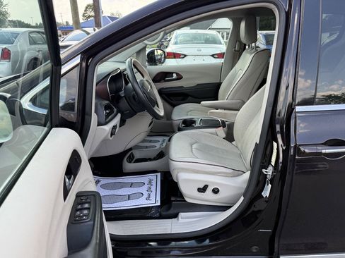 Used 2018 Chrysler Pacifica Limited w/ Advanced Safetytec Group FWD image 8