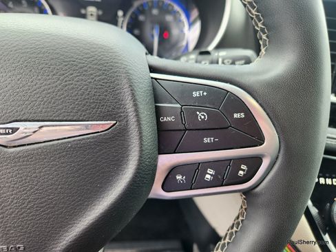 Used 2022 Chrysler Pacifica Touring-L FWD image 39