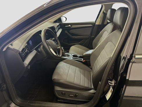 Used 2025 Volkswagen Jetta SE FWD image 13