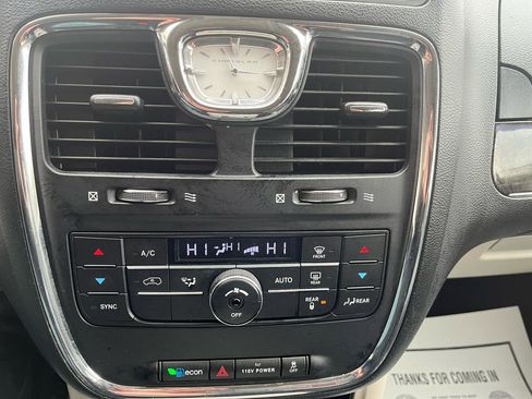 Used 2014 Chrysler Town & Country Touring image 16