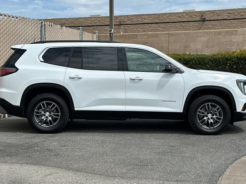 Certified 2025 GMC Acadia Elevation FWD image 3
