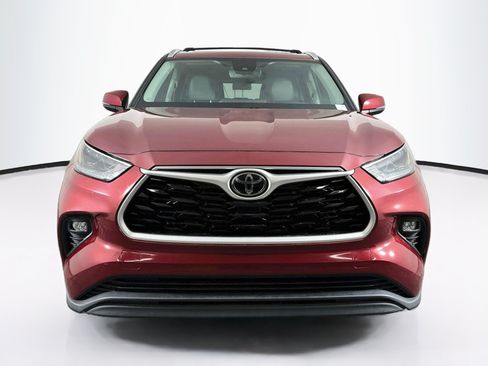 Used 2023 Toyota Highlander XLE FWD image 2