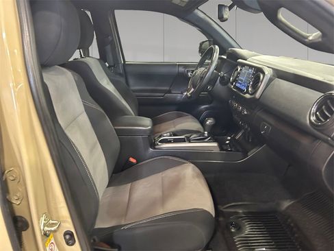 Used 2020 Toyota Tacoma TRD Off-Road w/ Technology Package image 17