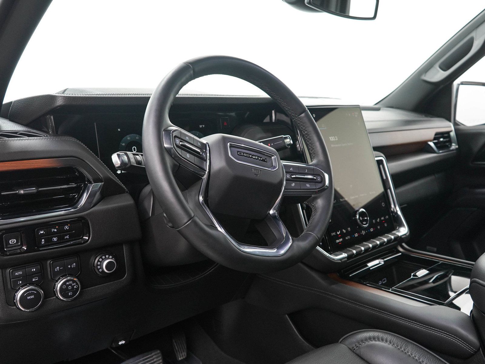 Used 2025 GMC Yukon Denali w/ Sun & Power Step Package AWD/4WD image 26