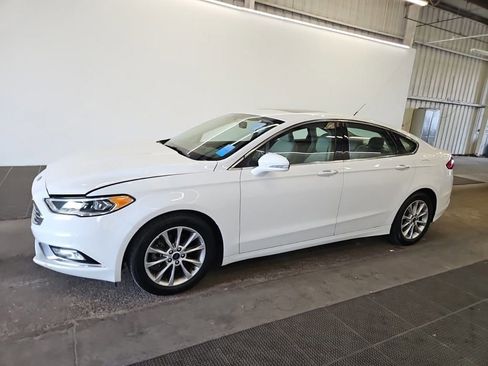 Used 2017 Ford Fusion SE w/ Fusion SE Technology Package FWD image 2