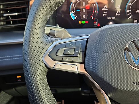 New 2026 Volkswagen Tiguan SE R-Line image 17