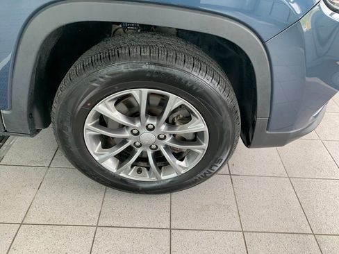 Used 2019 Jeep Cherokee Latitude Plus w/ Cold Weather Group AWD/4WD image 21