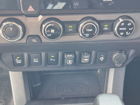 Used 2018 Toyota Tacoma TRD Off-Road w/ Technology Package AWD/4WD image 31