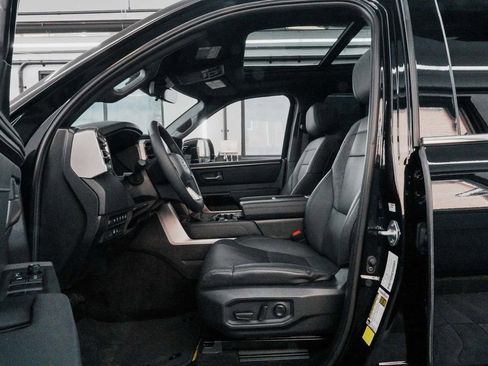 Used 2025 Toyota Tundra Limited image 28