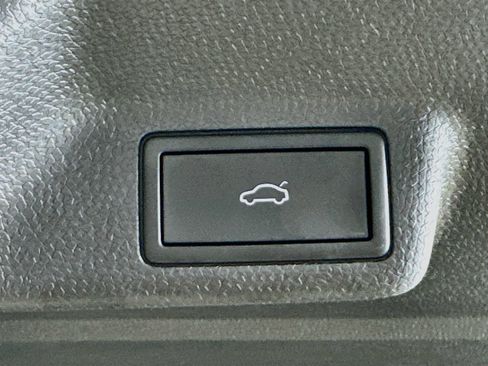 Used 2025 Volkswagen ID. Buzz Pro S RWD image 36