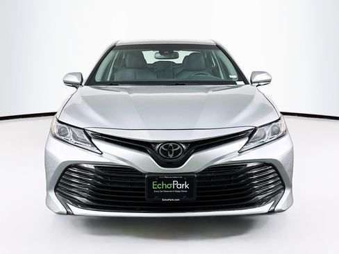 Used 2018 Toyota Camry LE image 2
