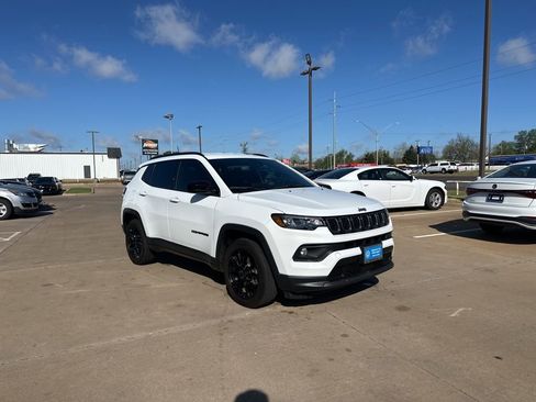 Used 2025 Jeep Compass Latitude w/ Altitude Special Edition AWD/4WD image 3