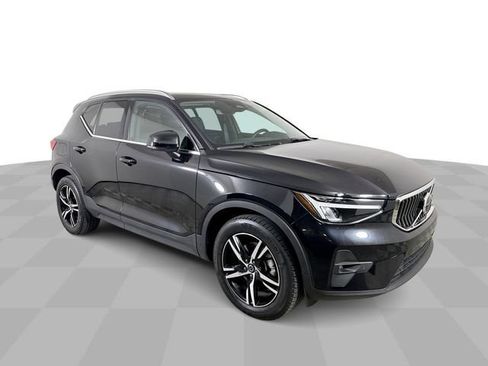 Used 2023 Volvo XC40 B5 Plus AWD/4WD image 2