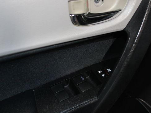 Used 2016 Toyota Corolla LE FWD image 9