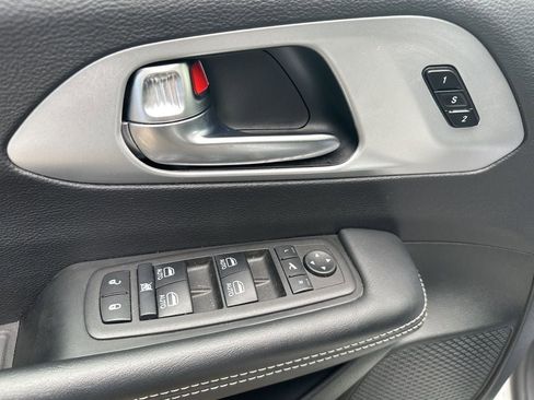 Used 2025 Chrysler Pacifica Limited image 17