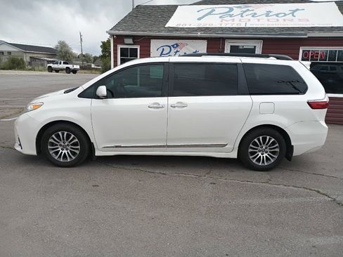 Used 2019 Toyota Sienna XLE w/ XLE Navigation Package FWD image 2